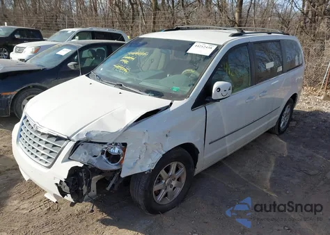 2010 Chrysler Town & Country Touring z USA, uszkodzony, nr VIN 2A4RR5D10AR413695